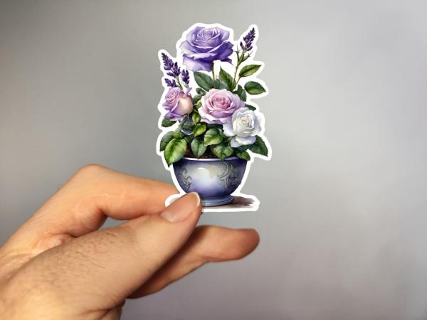 Aufkleber einer Blumenvase mit lila, rosa und weißen Rosen, dekoriert mit Lavendel und grünen Blättern. Perfekt für kreative Projekte und Dekoration.