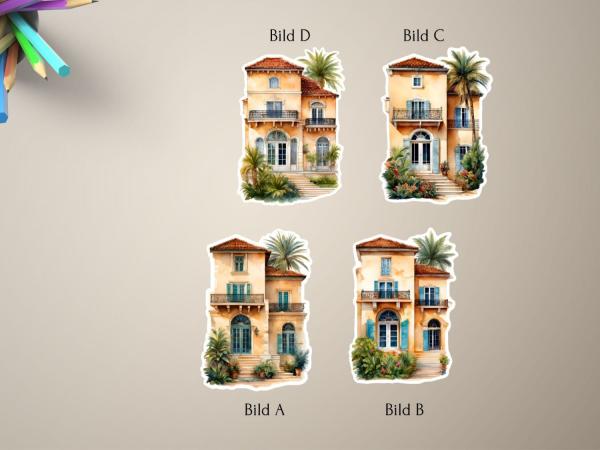 Eine Sammlung von vier Stickern, die mediterrane Villen zeigen. Jede Villa ist im eleganten mediterranen Stil gestaltet, mit Details wie Palmen, üppiger Vegetation, Balkonen und großen Fenstern. Die warmen, sandfarbenen Fassaden und die grünen Gärten verl
