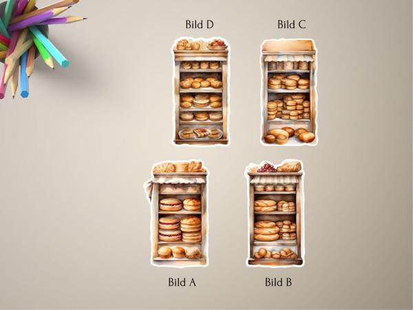 Vier Aufkleber von Vitrinen mit verschiedenen Backwaren. Oben links ist Bild D, eine Vitrine mit Broten, Brötchen und Gebäck, darunter eine Obstschale. Oben rechts ist Bild C, eine Vitrine voller Brötchen und Brote. Unten links ist Bild A, eine Vitrine mi