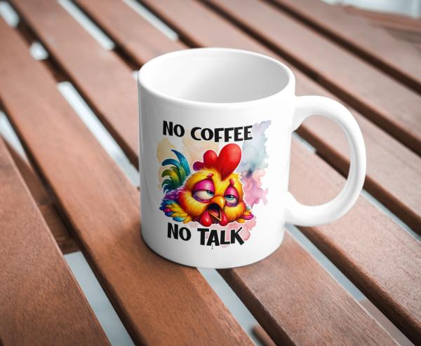 Weißer Kaffeebecher mit lustigem, müden Hühnerdesign und dem Text 'No coffee, no talk' auf einer Holzoberfläche. Ideal für Kaffeeliebhaber mit Sinn für Humor.