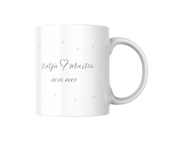 Weiße Tasse mit Namen Katja und Martin und Datum 20.06.2009 im Frontansicht.
