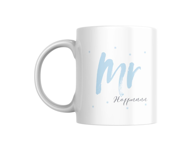 Weiße Keramiktasse mit Aufschrift ‚Mr Hoffmann‘ in hellblau.