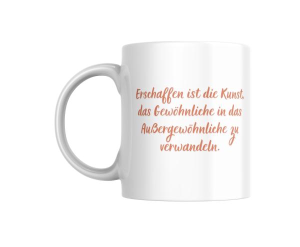 Weißer Kaffeebecher mit inspirierendem Spruch in deutscher Sprache: 'Erschaffen ist die Kunst, das Gewöhnliche in das Außergewöhnliche zu verwandeln.' Perfekt für kreative Menschen und Kunstliebhaber.