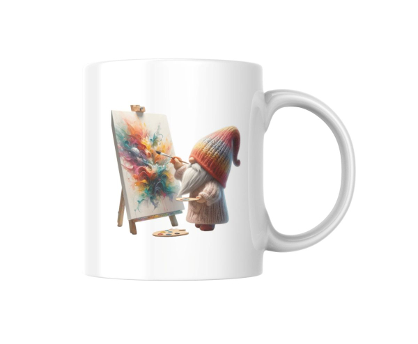 Weißer Keramikbecher mit einem niedlichen Motiv eines Gnoms, der ein buntes, abstraktes Kunstwerk auf einer Staffelei malt. Perfektes Geschenk für Kunst- und Kreativliebhaber.