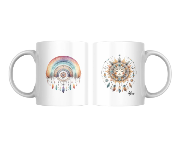 Zwei weiße Keramikbecher mit Boho-Motiven: Der linke Becher zeigt einen farbenfrohen Regenbogen mit Mandala-Details und hängenden Federn, der rechte Becher eine lächelnde Sonne mit Federn und dem Namen ‚Aline‘. Perfekt als personalisiertes Geschenk für Li