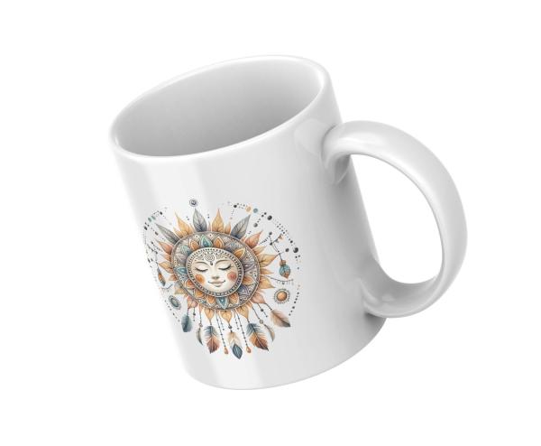 Weißer Keramikbecher mit einem Boho-Sonnenmotiv, das ein lächelndes Gesicht inmitten von Sonnenstrahlen, Blättern und Federn zeigt. Ein harmonisches Design, ideal für Liebhaber von spiritueller und boho-inspirierter Kunst.
