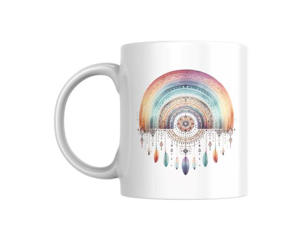 Weißer Keramikbecher mit einem Boho-Regenbogenmotiv, verziert mit feinen Mandala-Details und hängenden Federn. Ein harmonisches Design, das ideal für Liebhaber spiritueller und boho-inspirierter Kunst ist.