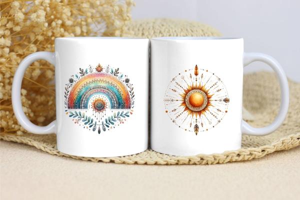 Zwei weiße Keramikbecher mit Boho-Motiven: Der linke Becher zeigt einen regenbogenfarbenen Mandala-Bogen mit floralen Details und Federn, der rechte Becher eine leuchtende Sonne mit detaillierten Pfeilen und Ornamenten. Perfekt als Geschenk für Liebhaber