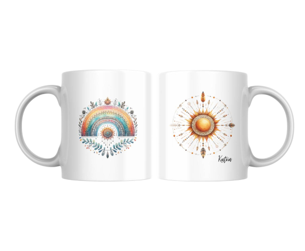 Zwei weiße Keramikbecher mit Boho-Motiven: Der linke Becher zeigt einen regenbogenfarbenen Mandala-Bogen mit floralen Details und Federn, der rechte Becher eine leuchtende Sonne mit Pfeilen, Federn und dem Namen ‚Katrin‘. Perfekt als personalisiertes Gesc
