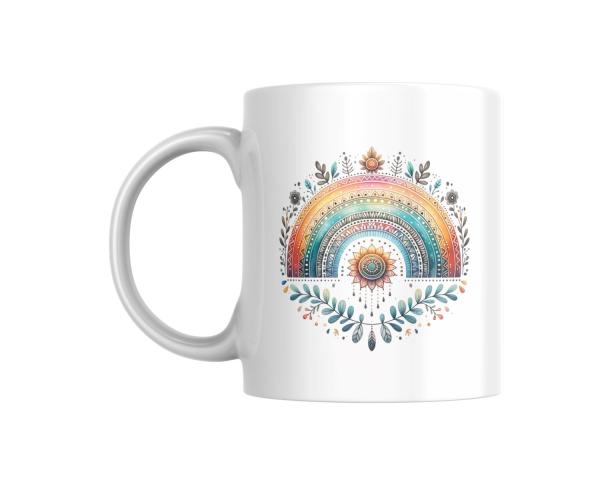 Weißer Keramikbecher mit einem Boho-Regenbogenmotiv, verziert mit floralen Details, Mandala-Elementen und Federn. Ein harmonisches Design, ideal für Liebhaber spiritueller und boho-inspirierter Kunst.