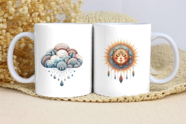 Zwei weiße Keramikbecher mit Boho-Motiven: Der linke Becher zeigt eine dekorative Wolke mit Regentropfen in Pastellfarben, der rechte Becher eine leuchtende Sonne mit einem lächelnden Gesicht, umgeben von Federn und Ornamenten. Perfekt für Liebhaber des B