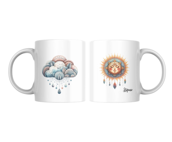 Zwei weiße Keramikbecher mit Boho-Motiven: Der linke Becher zeigt eine dekorative Wolke mit Regentropfen in sanften Pastellfarben, der rechte Becher eine leuchtende Sonne mit einem lächelnden Gesicht, umgeben von Federn und dem Namen ‚Stefanie‘. Perfekt a