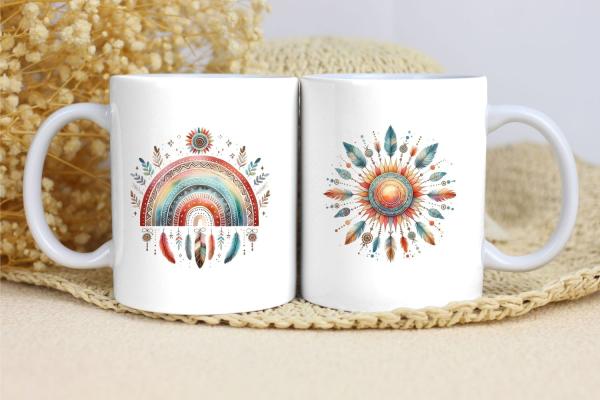 Zwei weiße Keramikbecher mit Boho-Motiven: Der linke Becher zeigt einen farbenfrohen Regenbogen mit dekorativen Federn und Blättern, der rechte Becher eine strahlende Sonne, umgeben von Federn in harmonischen Farben und detaillierten Ornamenten. Ein ideal