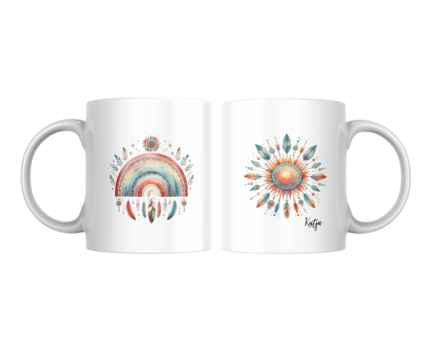 Zwei weiße Keramikbecher mit personalisiertem Namen 'Katja' auf dem rechten Becher, verziert im Boho-Stil: Der linke Becher zeigt ein Regenbogenmotiv in Erdtönen mit Federn und spirituellen Symbolen, während der rechte Becher eine leuchtende Sonne mit tür