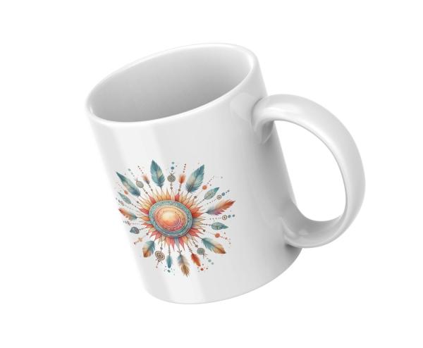 Schräg platzierter weißer Keramikbecher mit einem farbenfrohen Boho-Sonnenmotiv, verziert mit Federn und spirituellen Symbolen in warmen Erdtönen. Perfekt für Liebhaber von Ethno-Designs und sonnigen Akzenten.
