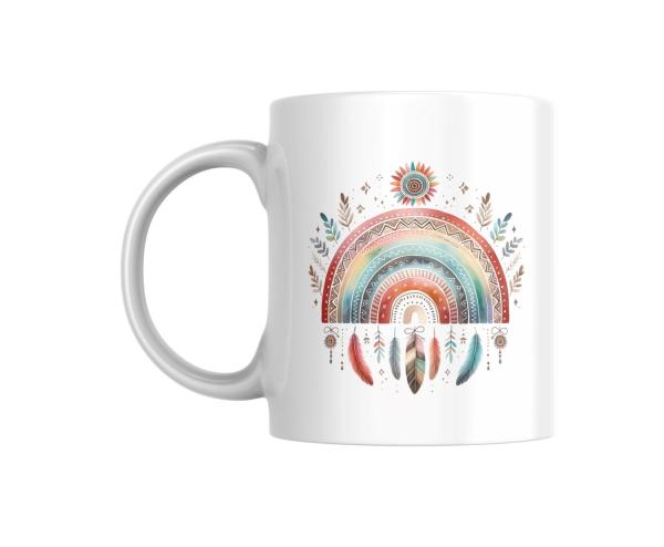 Weißer Keramikbecher mit einem farbenfrohen Boho-Regenbogenmotiv, verziert mit Federn und zarten Pflanzenmustern in warmen Tönen, perfekt für Liebhaber des spirituellen und ethnischen Designs.