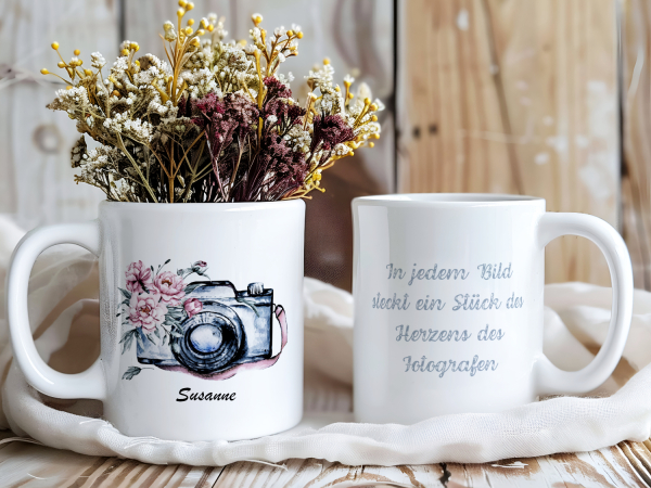 Personalisierte Tasse mit einer Illustration einer Kamera, verziert mit zarten Blumen. Perfekt als Geschenk für Fotografen und Fotografie-Enthusiasten.
