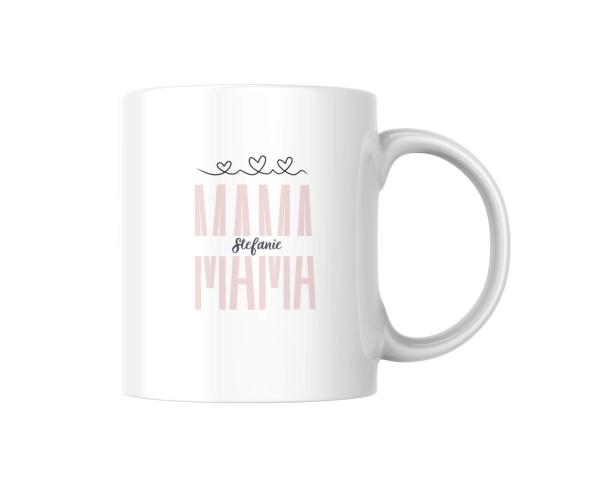 Weiße Tasse mit dem Schriftzug „MAMA“ in einem sanften Rosaton, mit dem Namen „Stefanie“ darunter in einer dunkleren Schrift. Oberhalb des Textes befinden sich drei kleine Herzen als Verzierung. Das Design ist schlicht und modern, perfekt als Geschenk für