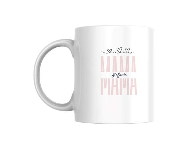 Weiße Tasse mit dem Schriftzug „MAMA“ in einem sanften Rosaton, darunter der Name „Stefanie“ in dunklerer Schrift. Über dem Text sind drei kleine Herzen als Verzierung platziert. Das Design ist schlicht und elegant, ideal als Geschenk für Mütter.