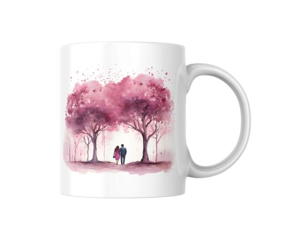 Weiße Tasse mit einem Aquarellmotiv eines Paares, das Hand in Hand unter rosafarbenen Bäumen geht. Romantisches Design, ideal als Geschenk für Paare oder als Erinnerung an besondere Momente.