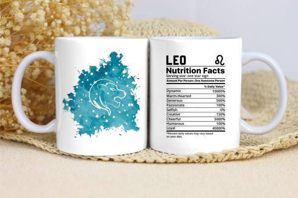 Weiße Tasse mit dem Sternzeichen-Symbol Löwe auf einer Seite und humorvollen ‚Nährwertangaben‘ zur Persönlichkeit des Löwen auf der anderen Seite. Perfektes, personalisierbares Geschenk für Astrologie-Fans und alle, die im Sternzeichen Löwe geboren sind.
