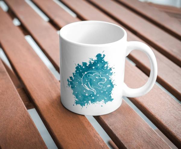Weiße Tasse mit humorvollen ‚Nährwertangaben‘ für das Sternzeichen Löwe. Zeigt typische Eigenschaften des Löwen wie Dynamik, Herzlichkeit und Loyalität als witzige Prozentangaben – ein perfektes Geschenk für Löwen und Astrologie-Fans.