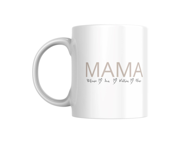 Personalisierte weiße Keramiktasse mit dem Schriftzug 'MAMA' in großen, schlichten Buchstaben. Unter dem Wort 'MAMA' sind die Namen 'Stefanie, Jan, Katrin, Alina' in eleganter Handschrift mit kleinen Herzen zwischen den Namen dargestellt. Ein minimalistis