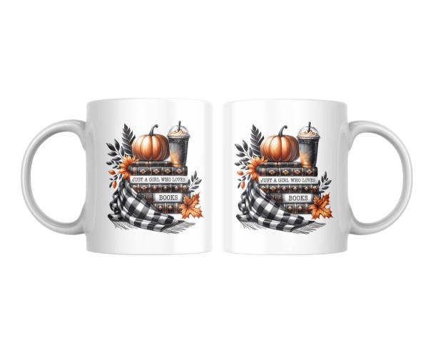Doppelansicht der Herbst-/Halloween-Tasse für Bücherliebhaber, gestaltet mit dem Schriftzug 'Just a Girl Who Loves Books'. Die Tasse zeigt einen herbstlichen Bücherstapel, dekoriert mit einem orangefarbenen Kürbis, einem Kaffee mit Sahne, herbstlichen Blä