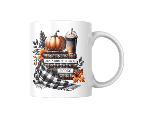 Herbst-/Halloween-Tasse für Bücherliebhaber mit der Aufschrift 'Just a Girl Who Loves Books'. Die Tasse ist mit einem herbstlichen Design gestaltet, das einen Bücherstapel zeigt, verziert mit einem Kürbis, einem herbstlichen Getränk, einem karierten Schal