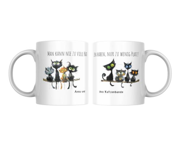 Zwei Seiten einer weißen Keramiktasse mit personalisiertem Design für Katzenliebhaber. Humorvoller Spruch: 'Man kann nie zu viele Katzen haben, nur zu wenig Platz!' und Personalisierung mit dem Namen 'Anna und ihre Katzenbande'. Vier schwarze Katzen mit g