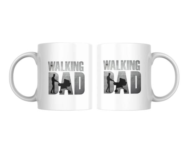 Zwei weiße Tassen mit dem Schriftzug "The Walking Dad". Die Tassen zeigen eine moderne und schlichte Gestaltung mit einer Silhouette eines Vaters, der einen Kinderwagen schiebt. Der Schriftzug ist auffällig und sorgt für einen humorvollen Touch, ideal für