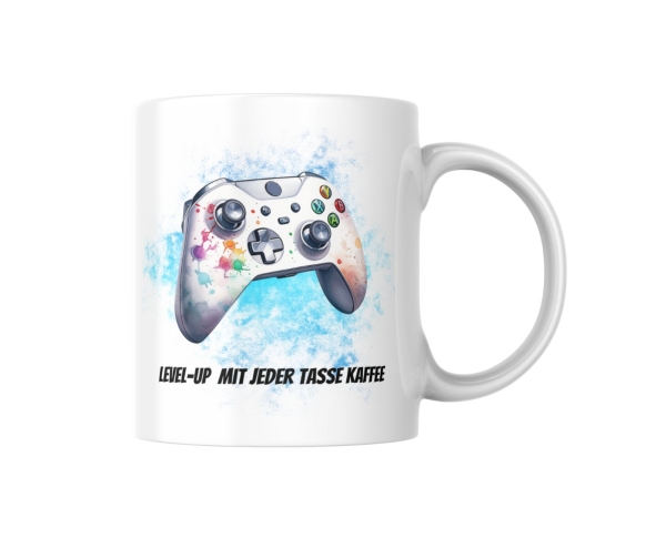 Tasse mit farbigem Gaming-Controller auf blauem Hintergrund. Darunter steht der Text: 'Level-Up mit jeder Tasse Kaffee'. Perfektes Geschenk für leidenschaftliche Gamer und Kaffeeliebhaber, die ihre Gaming-Erfahrung mit einem morgendlichen Kaffee steigern