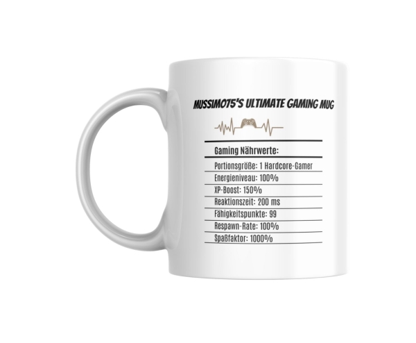 Tasse mit personalisierter Gaming-Nährwerttabelle. Text oben: 'Mussimot5's Ultimate Gaming Mug'. Unter dem Text ist eine stilisierte Herzlinie mit einem Gaming-Controller. Darunter befindet sich eine Nährwerttabelle mit humorvollen Angaben wie Portionsgrö