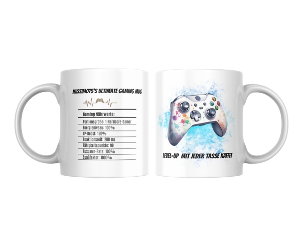 Tasse mit personalisiertem Gaming-Design. Auf einer Seite steht 'Level-Up mit jeder Tasse Kaffee' mit einem bunten Gaming-Controller, umgeben von blauer Farbtextur. Auf der anderen Seite ist eine humorvolle Nährwerttabelle für Gamer: 'Gaming Nährwerte' mi
