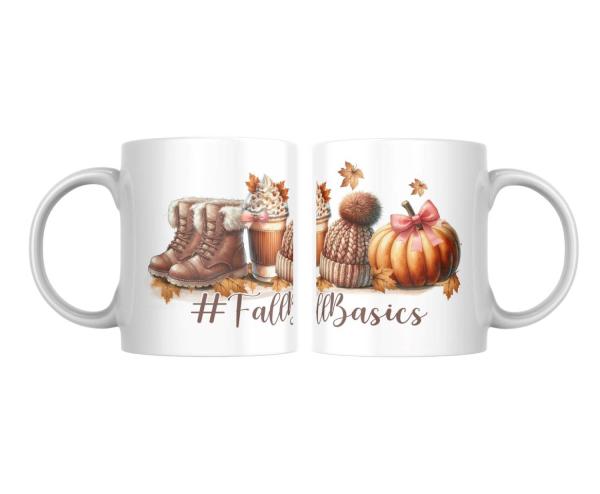 Eine weiße Keramiktasse mit dem Schriftzug "#FallBasics", die eine herbstliche Szenerie darstellt. Auf der linken Seite befinden sich braune, gefütterte Stiefel, während in der Mitte ein Becher mit Sahne und einer rosa Schleife abgebildet ist. Rechts sieh