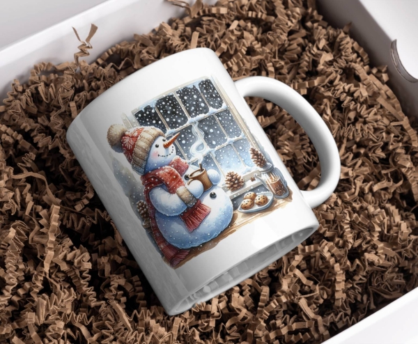 Weihnachtstasse mit Schneemann, der am Fenster steht und eine Tasse Kakao hält, umgeben von Tannenzapfen und Plätzchen. Die Tasse vermittelt winterliche Gemütlichkeit und ist perfekt für die Festtagssaison.