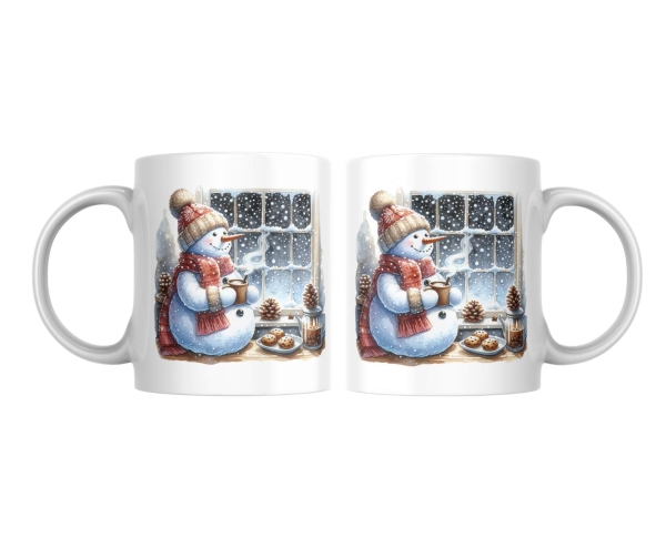 Weihnachtstasse mit Schneemann-Motiv auf beiden Seiten. Der Schneemann steht am Fenster mit einer Tasse Kakao, umgeben von Tannenzapfen und Plätzchen, während draußen Schnee fällt. Perfekt für winterliche Heißgetränke und weihnachtliche Stimmung.