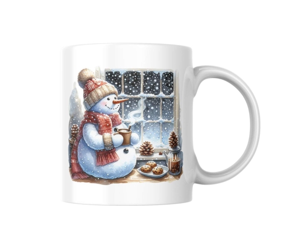 Weihnachtstasse mit einem Schneemann, der am Fenster steht und eine Tasse heißen Kakao hält. Neben ihm sind Tannenzapfen und Kekse arrangiert, während draußen Schnee fällt. Eine gemütliche Szene für winterliche Stimmung.