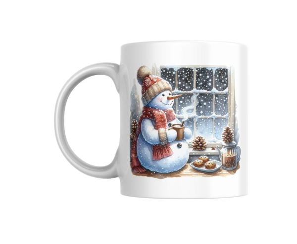Weihnachtstasse mit einem Schneemann, der am Fenster steht und eine Tasse Kakao hält, umgeben von Tannenzapfen und Plätzchen. Das Design vermittelt eine gemütliche Winteratmosphäre und ist ideal für die Weihnachtszeit.
