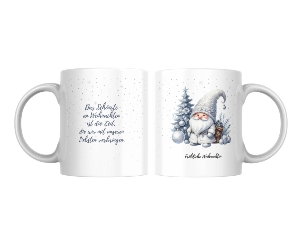 Weihnachtstasse mit einem Gnomenmotiv und dem Text 'Fröhliche Weihnachten'. Auf der Rückseite steht der Spruch: 'Das Schönste an Weihnachten ist die Zeit, die wir mit unseren Liebsten verbringen.' Der Gnom trägt eine graue Mütze und ist von winterlicher D