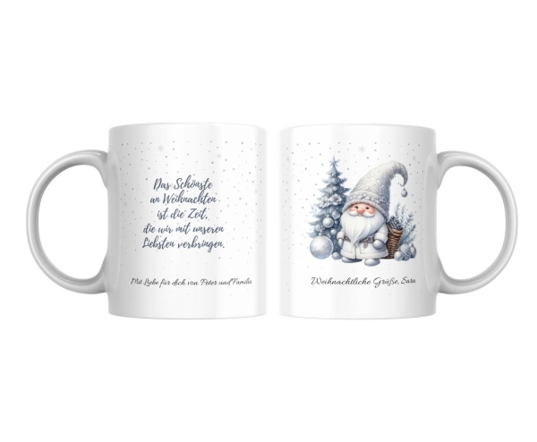Weihnachtstasse mit einem winterlichen Gnom und persönlichem Text. Die eine Seite zeigt den Gnom mit dem Text 'Weihnachtliche Grüße, Sara', während die andere Seite den Spruch 'Das Schönste an Weihnachten ist die Zeit, die wir mit unseren Liebsten verbrin