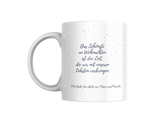Weihnachtstasse mit festlichem Spruch: 'Das Schönste an Weihnachten ist die Zeit, die wir mit unseren Liebsten verbringen', ergänzt durch die persönliche Nachricht 'Mit Liebe für dich von Peter und Familie'. Eine perfekte Tasse für persönliche und warme W