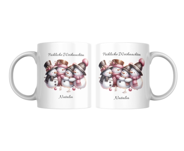 Personalisierte Weihnachtstasse mit einer fröhlichen Schneemannfamilie in winterlicher Kleidung. Oben steht der Text 'Fröhliche Weihnachten', und darunter ist der Name 'Natalia' personalisiert. Die Tasse zeigt das gleiche Motiv auf beiden Seiten und ist i