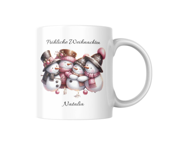 Weihnachtstasse mit personalisiertem Text 'Fröhliche Weihnachten' und dem Namen 'Natalia'. Das Design zeigt eine fröhliche Schneemannfamilie in winterlicher Kleidung, die Wärme und festliche Stimmung ausstrahlt. Perfekte Tasse für persönliche Weihnachtsgr