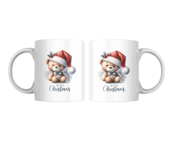 Weihnachtstasse mit einem niedlichen Teddybär, der eine Weihnachtsmütze trägt und von Stechpalmenzweigen dekoriert ist. Der Text 'Merry Christmas' ergänzt das festliche Design, das auf beiden Seiten der Tasse zu sehen ist. Perfekt für weihnachtliche Stimm