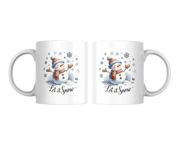 Weihnachtstasse mit Schneemannmotiv und dem Schriftzug 'Let it Snow'. Der fröhliche Schneemann mit Schal und Mütze ist von Schneeflocken umgeben, das Design ist auf beiden Seiten der Tasse zu sehen. Perfekt für winterliche Getränke und weihnachtliche Stim