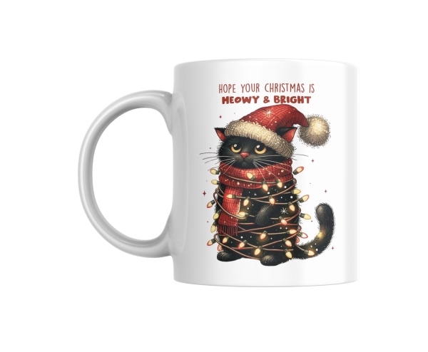 Weiße Tasse mit einem niedlichen schwarzen Kätzchen, das eine rote Weihnachtsmütze und einen Schal trägt. Die Katze ist in eine Lichterkette eingewickelt, und darüber steht der Text: 'Hope your Christmas is Meowy & Bright'. Ein festliches Motiv für Katzen