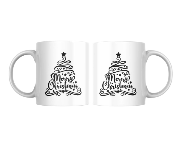 Weiße Tasse mit einem schwarzen, kalligrafischen Weihnachtsbaum-Design und der Aufschrift 'Merry Christmas' auf beiden Seiten, präsentiert auf weißem Hintergrund.