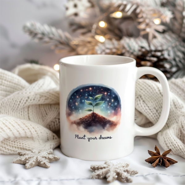 Keramiktasse mit Illustration einer jungen Pflanze, die unter einem leuchtenden Sternenhimmel wächst, und dem Text 'Plant your dreams'. Symbolisiert Hoffnung und Wachstum