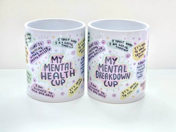 Zwei Keramiktassen mit Aufschriften „My Mental Health Cup“ und „My Mental Breakdown Cup“, umgeben von positiven Sprüchen zur mentalen Gesundheit. Farbenfrohes Design, ideal als Geschenk zur Selbstfürsorge und emotionalen Unterstützung.
